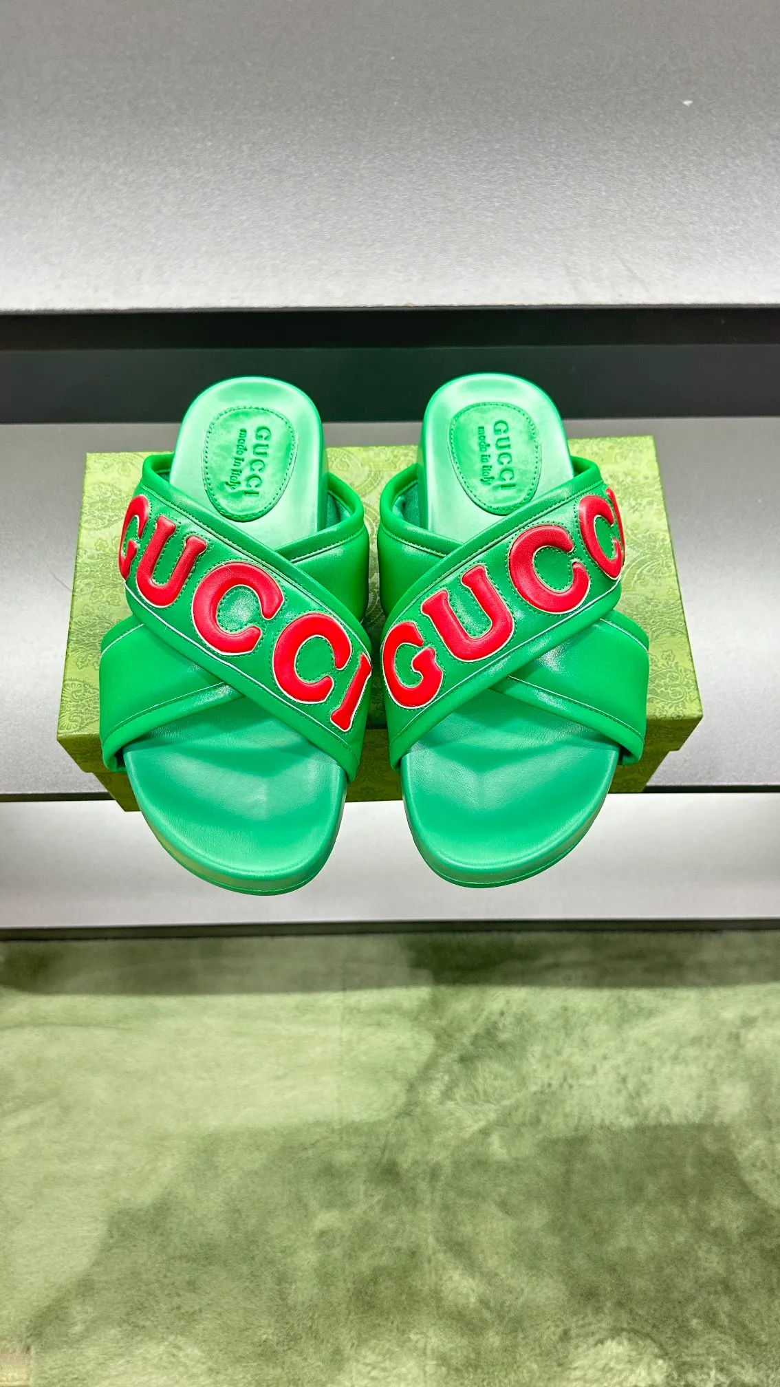 [G Family Couple Style] P: 320💰Female size 36~40 Men's size 39~45, (46. Custom-made GG slippers for men and women. This slipper is made of GG polyester fiber and is decorated with a Gucci label on the front, which adds a striking logo feel to the style. Beige GG recycled polyester fiber, same size for men and women, leather trim